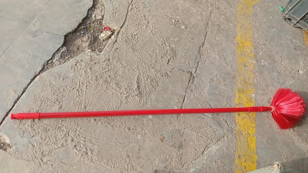 90-inch Metal Extendable Cobweb Brush – Ceiling, Fan & Light Dust Cleaning (MOQ: 3)